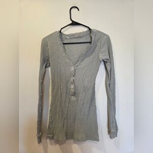 Long-Sleeve Ribbed Henley Top - Light Gray